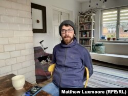 Раки Сроур, Сириец со статус на бегалец во Германија, кој со денови се обидуваше да го извлече своето семејство од шумата.