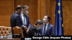 Marcel Ciolacu și Florin Cîțu se pregătesc să monteze o guvernare între PSD și PNL, după ce un an de zile s-au acuzat și s-au rostit cuvinte grele. Imagine din Parlament cu președintele PNL, (dreapta), președintele PSD (centru) și senatorul PSD Robert Cazanciuc. (stânga)