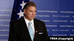 Gabriel Escobar, zamjenik pomoćnika državnog sekretara Sjedinjenih Američkih Država (SAD) i specijalni izaslanik SAD za Zapadni Balkan, nakon sastanka u Parlamentu BiH, 8. novembar, 2021. 