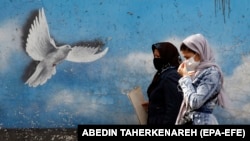 Dy gra iraniane duke ecur në një rrugë në Teheran, Iran. 1 nëntor 2021.