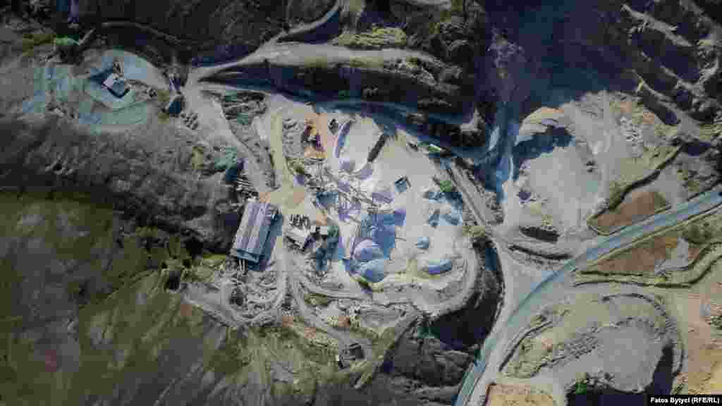 Një gurthyes në afërsi të qytetit të Gjilanit, prej ku merret zhavorri dhe gurë të tjerë për të ndërtuar rrugë të reja.&nbsp; &nbsp;