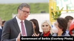 Presidenti serb, Aleksandar Vuçiq, dhe ambasadorja kineze në Beograd, Chen Bo. Fotografi nga arkivi. 