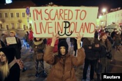 Жена с плакат с надпис "Страх ме е да живея в Полша"