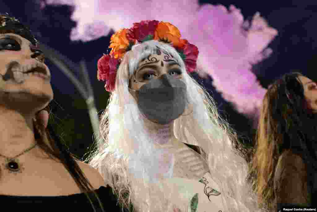 Catrinák vonultak halottak napján Mexikóváros utcáin, hogy felhívják a figyelmet a nők elleni erőszak áldozataira&nbsp;