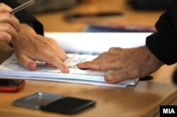 Glasanje je produženo zbog teškoća pri radu aparata za identifikovanje glasača putem otiska prsta