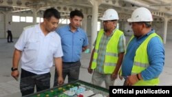 Самат Исабеков (слева).