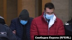 Орлин Владимиров (отпред) и баща му Пламен в Софийския градски съд.