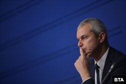 Kosztadin Kosztadinov Vazrazsdane-pártvezető az ígérte, jótékonyságra költi az államtól kapott párttámogatást, ám jelentések szerint nincs minden rendben a könyveléssel