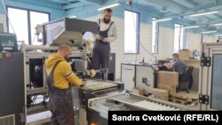Radnik Nemanja Đorđević (levo) i šef proizvodnje Drilon Maljići (u sredini) u fabrici Valimpex, Čaglavica (16. novembar 2021.)