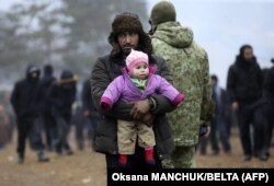 Mulți dintre migranții care au ajuns la granița dintre Belarus și Polonia și-au luat cu ei și copiii, sperând că vor putea ajunge în țările din Vestul Europei.