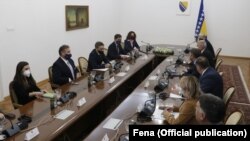 Sastanku u Predsjedništvu BiH prisustvovali su, pred Cholleta i članova Predsjedništva i ambasador SAD u BiH Eric Nelson kao i Gabrijel Escobar zamjenik pomoćnika državnog sekretara SAD