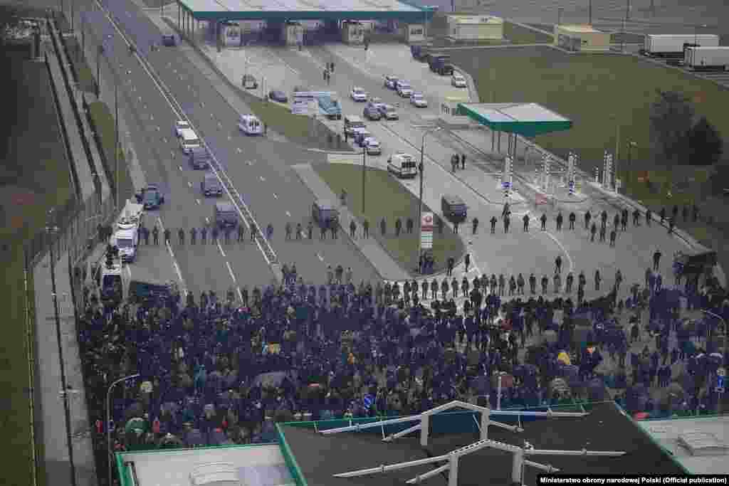 &quot;Migranti su kamenjem napali naše vojnike i pokušavale srušiti ogradu i doći do Poljske. Naše službe upotrijebile su suzavac kako bi zasutavile napad&quot;, navelo je Ministarstvo odbrane Poljske na Twitteru.