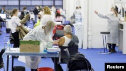 U Hrvatskoj je unazad 24 sata novoooboljelo 1.135 ljudi, a preminulo je njih 55. (Foto: Muškarac prima dozu vakcine protiv COVID-19 u centru za cijepljenje u Zagrebu, Hrvatska, 15. studeni 2021.)