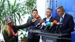 След брифинга журналистката Илиана Беновска подари на Мустафа Карадайъ "една червена българска ябълка".