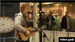 Ед Шийрън в търговски център преди да добие популярност.