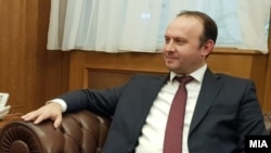 Лидерот на Алтернатива, Африм Гаши