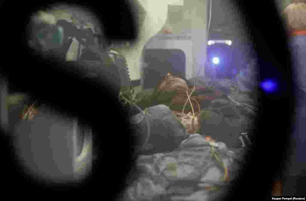 Kader, a 39 éves szír menekült orvosi ellátást kap a belarusz&ndash;lengyel határon november 14-én