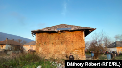 Ebben a szlovák határ menti faluban sok családot nyomorított meg még jobban a kötelező szemétszállítási díj. Akadnak, akiknek ráment a házuk. Az emberek új funkciókat találtak ki a kukáknak: fát hordanak benne, vagy vizet a kútról