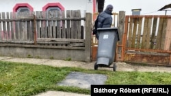 Lacinak összesen négy kukája van, és sok százezer forintnyi szemétszállítási díjjal tartozik. Évek óta vonják a közmunkásfizetéséből