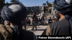 Luftëtarët talibanë sigurojnë zonën pasi shpërthimit të një bombe në Kabul. Nëntor, 2021.