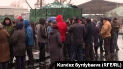 Очередь на одном из угольных складов в Бишкеке, 17 ноября 2021 г.