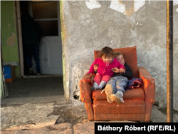 Kinga azt mondja, a faluban sokan kukával járnak vízért, de a nagyobb gyerekek kukában is fürdenek