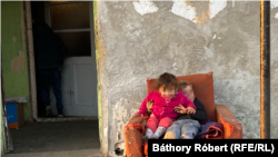 Mélyszegénységben élő gyermekek egy szlovák határhoz közeli kis magyar faluban