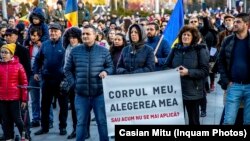 Câteva sute de persoane au participat zilele trecute la un protest organizat în Suceava. Oamenii au scandat că nu sunt de acord cu introducerea certificatului verde. 