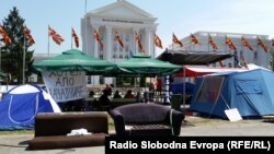 Камп пред Влада. 