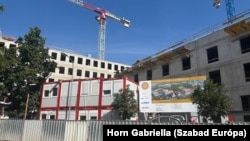 A Diószegi utca közelébe már folyik a Nemzeti Közszolgálati Egyetem bővítése. A közpénzből finanszírozott munka nagy részét Mészáros Lőrinc egyik érdekeltsége, a ZÁÉV Zrt végzi