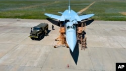 Un bombardier Tu-22M3 într-o fotografie publicată de ministerul rus al Apărării pe 21 mai 2024, fiind pregătit de echipajul tehnic pentru a lua parte la un exercițiu cu arme nucleare tactice.