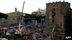 Intervenția pompierilor după ce o parte a turnului medieval „Torre dei Conti” s-a prăbușit în apropiere de Forul Roman, în centrul istoric al Romei, pe 3 noiembrie 2025.