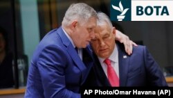 Kryeministri sllovak, Robert Fico (majtas), duke biseduar me homologun e tij hungarez, Viktor Orban, në një samit të BE-së në Bruksel, më herët këtë vit.