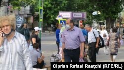 Vânzători stradali și cumpărători cu și fără mască în zona Pieței Centrale din Chișinău. 13 iulie 2020