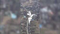 Videón, ahogy az orosz hadsereg rakéta-sorozatvetővel lövi Kijev környékét