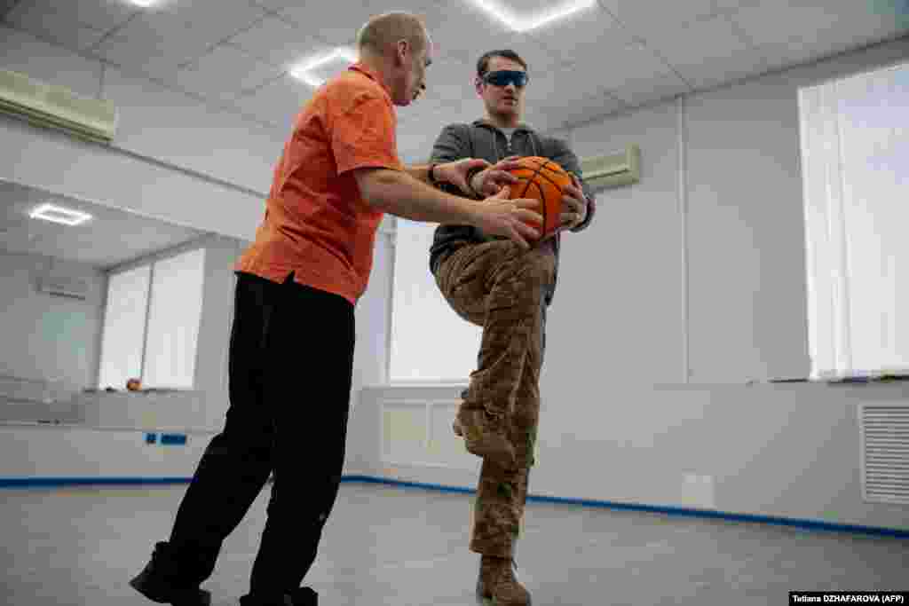 Dmitro Gorogyinszkij volt katona a Trinity Hubban, egy látássérülteket ellátó rehabilitációs központban, Kijevben 2025. február 7-én. A harminckilenc éves férfi öt hónappal ezelőtt egy orosz dróntámadásban vesztette el a látását. Most a rehabilitáció során tánclépéseket tanul, hogy javítsa egyensúlyérzékét és térérzékelését