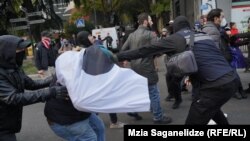 Poliția arestează protestatarii de pe bulevardul Melikișvili din Tbilisi.