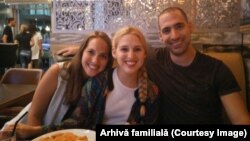 Doron Steinbrecher (în centru), alături de fratele ei, Dor, și de sora sa, Yamit, înainte să fie răpită de Hamas (arhiva personală a familiei).