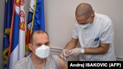 Zlatibor Lončar, ministar zdravlja Srbije, prilikom vakcinacije na Institutu za virologiju u Beogradu 19. januara 2021.