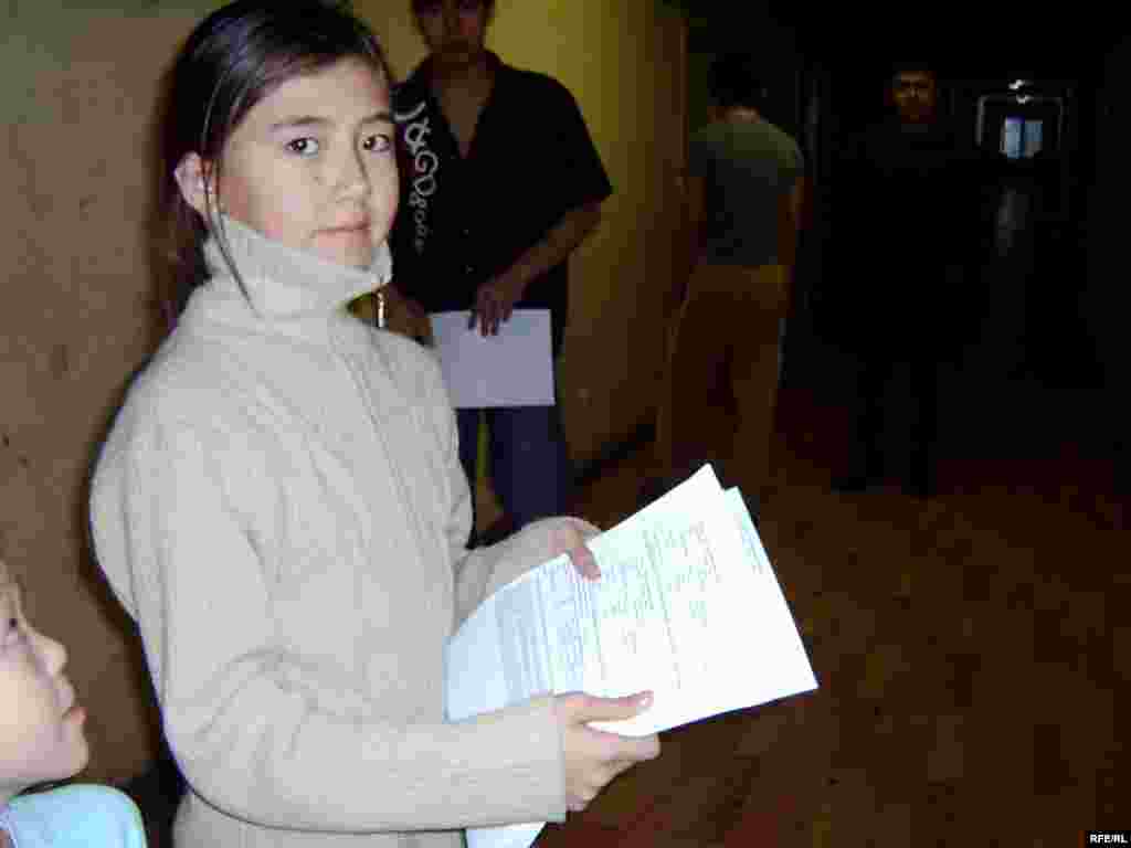 Девочка разносит квитанции для оплаты коммунальных расходов. Счета за воду, тепло и свет взыскиваются в полном объеме. - Девочка разносит квитанции для оплаты коммунальных расходов. Счета за воду, тепло и свет взыскиваются в полном объеме. 