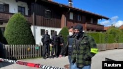 Német rendőrök az egyik szóban forgó ingatlan előtt 2022. szeptember 21-én