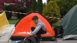 Шатори пред Собрание како аларм за децата со посебни потреби