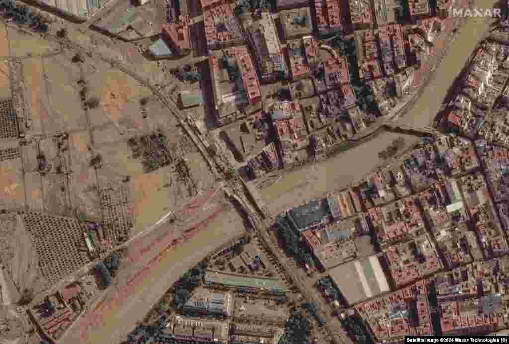 Drum și pod în Paiporta, Valencia, Spania. 18 octombrie 2024. În dreapta, un drum și un pod avariate, cu câmpuri inundate în Paiporta, pe 31 octombrie 2024 &nbsp;