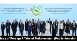 "Бейбітшілік пен сенім жылы: балалар үшін халықаралық әріптестік" конференциясына қатысушылар суретке түсіп тұр. Арқадағ, Түркіменстан, 29 наурыз, 2025 жыл.