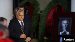 Dok je ostatak Evrope podržao gasne i ekonomske sankcije Rusiji, mađarski premijer Viktor Orban je uz Moskcu, uključujući i dolazak tamo ranije ovog meseca na sahranu bivšeg sovjetskog lidera Mihaila Gorbačova.