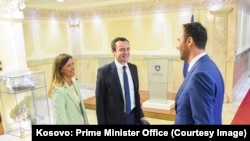 Kryeministri i Kosovës, Albin Kurti, së bashku me ministren e Drejtësisë, Albulena Haxhiu, ia dorëzojnë dosjen e vettingut kryetarit të Kuvendit të Kosovës, Glauk Konjufca. 4 gusht 2022.