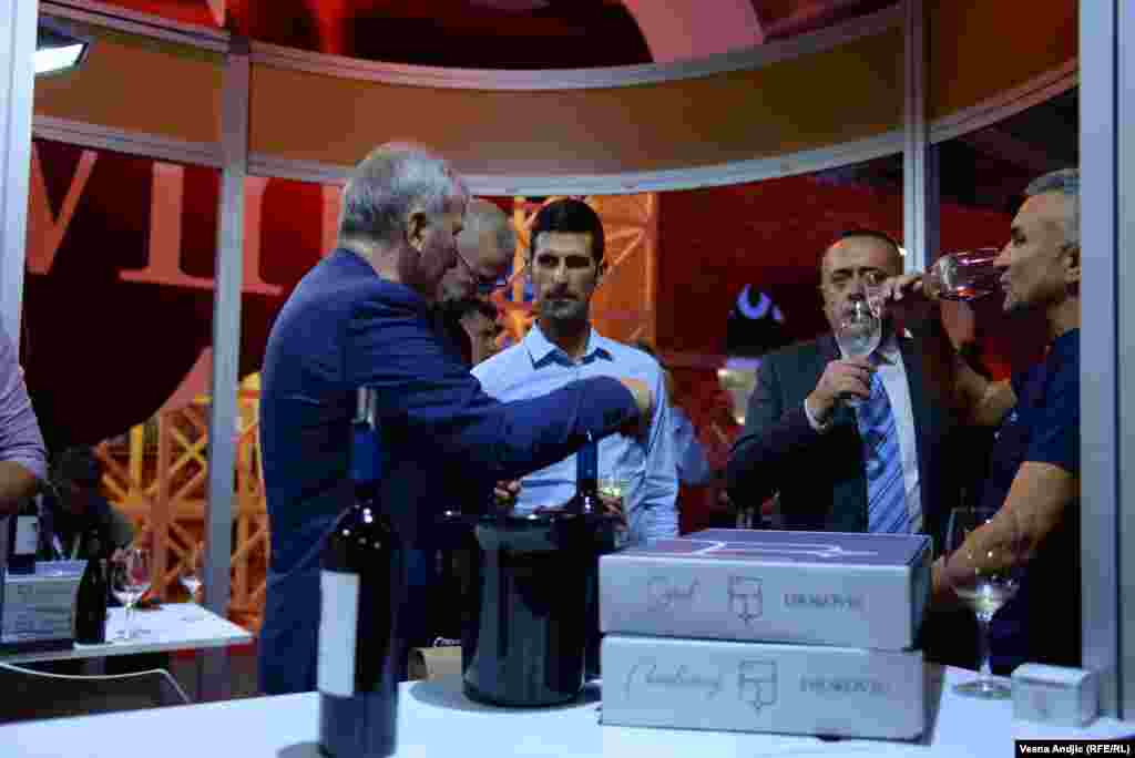 Vino je degustirao i teniser Novak Đoković u društvu Aleksandra Antića, direktora preduzeća &quot;Koridori Srbije&quot;.