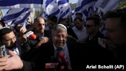 Itamar Ben-Gvir izraeli képviselő nyilatkozik egy felvonuláson Jeruzsálemben 2022. április 20-án