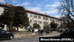 Mladi su pod pritiskom: Jonathan Moore (na fotografiji: škola u Stocu)