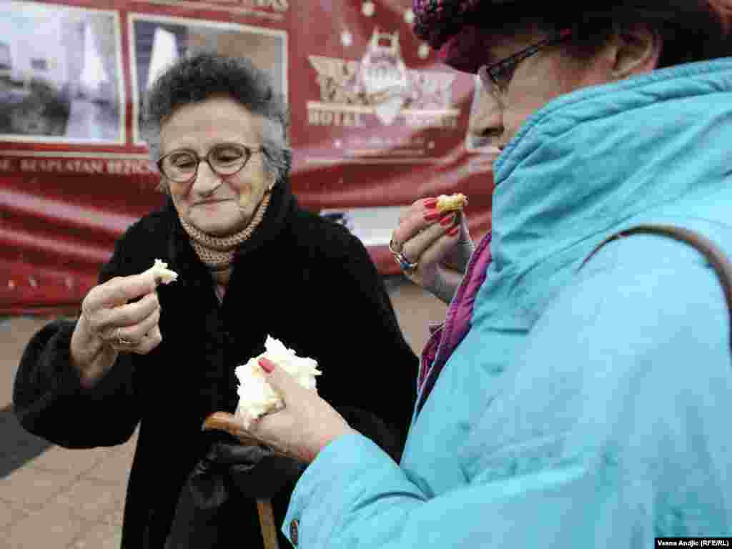 Lomljenje česnice u Beogradu, fotografije Vesna Anđić